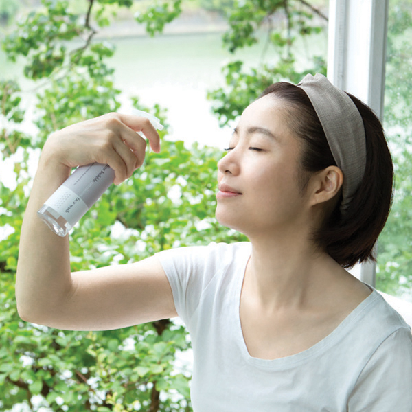 1.顔にスプレー